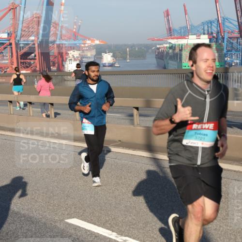 03.10.2025 - Köhlbrandbrückenlauf Yannick Fuchs http://msf.ph/oto/9149417 03.10.2025 08:41:04 Position 2 19, 3741, 3721 meine-sportfotos.de