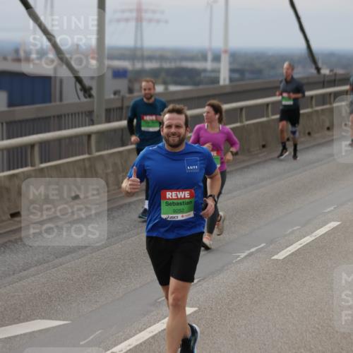 03.10.2025 - Köhlbrandbrückenlauf Jannik Wohlers http://msf.ph/oto/9149520 03.10.2025 15:54:06 Position 1 9252 meine-sportfotos.de
