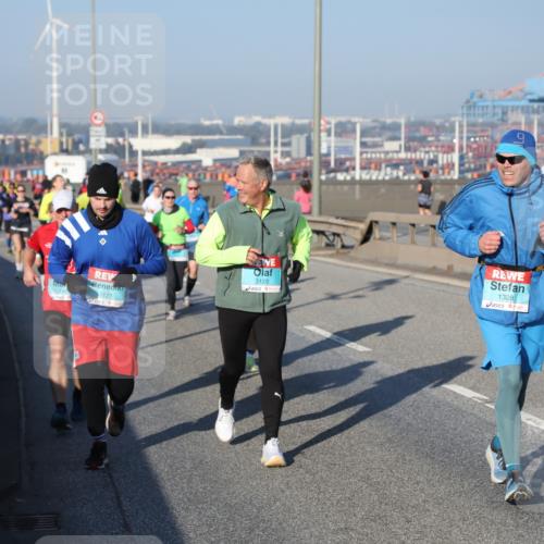 03.10.2025 - Köhlbrandbrückenlauf Yannick Fuchs http://msf.ph/oto/9149529 03.10.2025 08:41:13 Position 2 147, 3121, 3120, 1328 meine-sportfotos.de