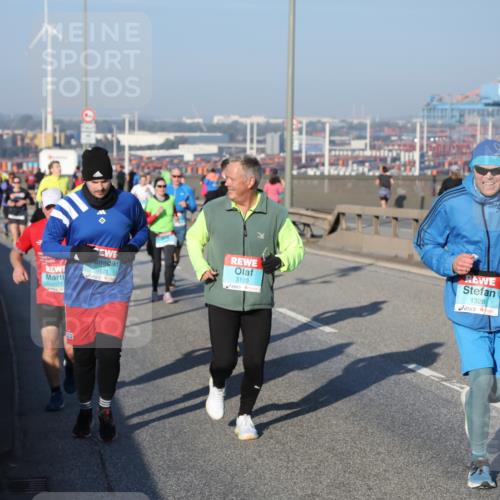 03.10.2025 - Köhlbrandbrückenlauf Yannick Fuchs http://msf.ph/oto/9149532 03.10.2025 08:41:13 Position 2 1477, 3121, 3120, 1328 meine-sportfotos.de