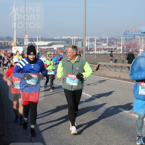 03.10.2025 - Köhlbrandbrückenlauf Yannick Fuchs http://msf.ph/oto/9149535 03.10.2025 08:41:13 Position 2 1477, 3121, 3120, 1328 meine-sportfotos.de