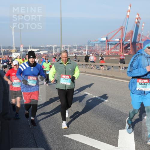 03.10.2025 - Köhlbrandbrückenlauf Yannick Fuchs http://msf.ph/oto/9149551 03.10.2025 08:41:14 Position 2 1477, 3121, 3120, 1328 meine-sportfotos.de