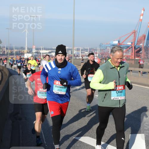 03.10.2025 - Köhlbrandbrückenlauf Yannick Fuchs http://msf.ph/oto/9149568 03.10.2025 08:41:15 Position 2 1477, 3121, 3120 meine-sportfotos.de
