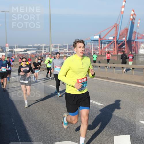 03.10.2025 - Köhlbrandbrückenlauf Yannick Fuchs http://msf.ph/oto/9149646 03.10.2025 08:41:20 Position 2 1111 meine-sportfotos.de