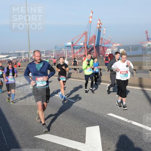 03.10.2025 - Köhlbrandbrückenlauf Yannick Fuchs http://msf.ph/oto/9149700 03.10.2025 08:41:24 Position 2 1582, 1944 meine-sportfotos.de