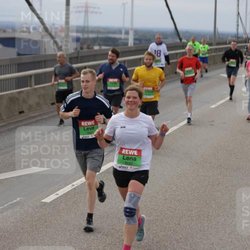 03.10.2025 - Köhlbrandbrückenlauf Jannik Wohlers http://msf.ph/oto/9149706 03.10.2025 15:54:29 Position 1 7960, 9222, 18 meine-sportfotos.de