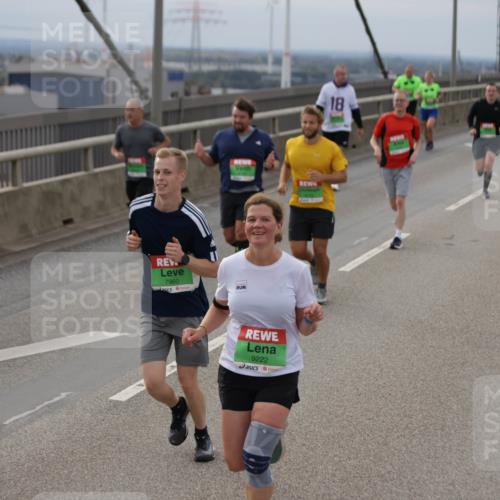 03.10.2025 - Köhlbrandbrückenlauf Jannik Wohlers http://msf.ph/oto/9149709 03.10.2025 15:54:29 Position 1 7960, 9222, 18 meine-sportfotos.de