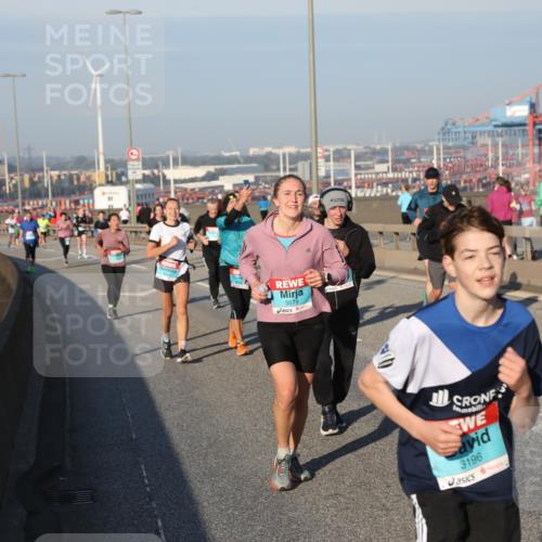 03.10.2025 - Köhlbrandbrückenlauf Yannick Fuchs http://msf.ph/oto/9149954 03.10.2025 08:41:43 Position 2 3579, 3196 meine-sportfotos.de