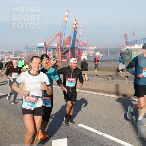 03.10.2025 - Köhlbrandbrückenlauf Yannick Fuchs http://msf.ph/oto/9150001 03.10.2025 08:41:47 Position 2 2661, 3228, 3341 meine-sportfotos.de