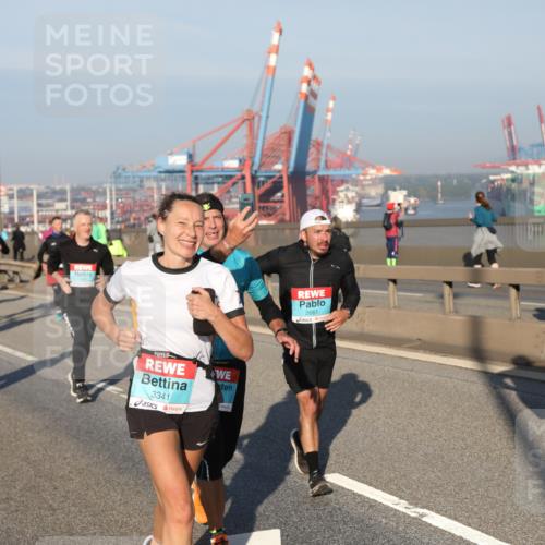03.10.2025 - Köhlbrandbrückenlauf Yannick Fuchs http://msf.ph/oto/9150004 03.10.2025 08:41:47 Position 2 3341, 2661, 3228 meine-sportfotos.de