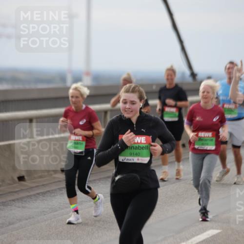03.10.2025 - Köhlbrandbrückenlauf Jannik Wohlers http://msf.ph/oto/9150033 03.10.2025 15:55:04 Position 1 10, 1953, 9140, 8019, 9245 meine-sportfotos.de