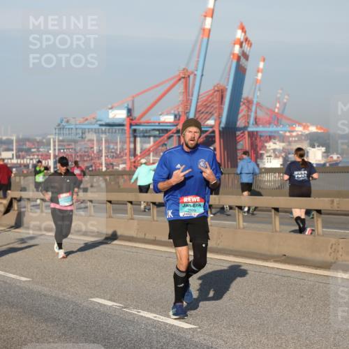 03.10.2025 - Köhlbrandbrückenlauf Yannick Fuchs http://msf.ph/oto/9150335 03.10.2025 08:42:19 Position 2 2029 meine-sportfotos.de