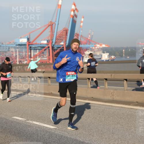 03.10.2025 - Köhlbrandbrückenlauf Yannick Fuchs http://msf.ph/oto/9150343 03.10.2025 08:42:19 Position 2 2029 meine-sportfotos.de