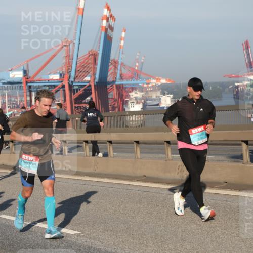 03.10.2025 - Köhlbrandbrückenlauf Yannick Fuchs http://msf.ph/oto/9150383 03.10.2025 08:42:22 Position 2 2903, 3799 meine-sportfotos.de