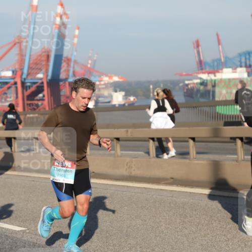 03.10.2025 - Köhlbrandbrückenlauf Yannick Fuchs http://msf.ph/oto/9150401 03.10.2025 08:42:23 Position 2 2903 meine-sportfotos.de