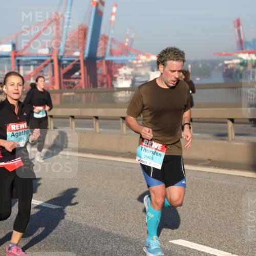 03.10.2025 - Köhlbrandbrückenlauf Yannick Fuchs http://msf.ph/oto/9150408 03.10.2025 08:42:24 Position 2 3492, 1294, 2903 meine-sportfotos.de