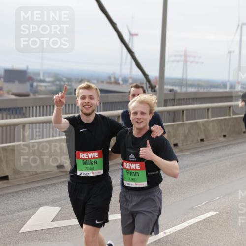 03.10.2025 - Köhlbrandbrückenlauf Jannik Wohlers http://msf.ph/oto/9150535 03.10.2025 15:55:58 Position 1 7852, 7760 meine-sportfotos.de