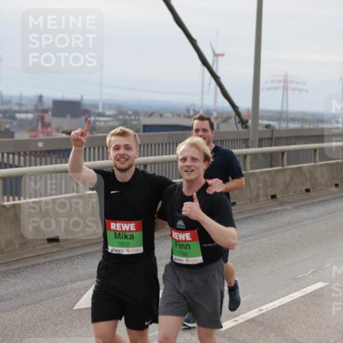 03.10.2025 - Köhlbrandbrückenlauf Jannik Wohlers http://msf.ph/oto/9150539 03.10.2025 15:55:59 Position 1 7852, 7760 meine-sportfotos.de