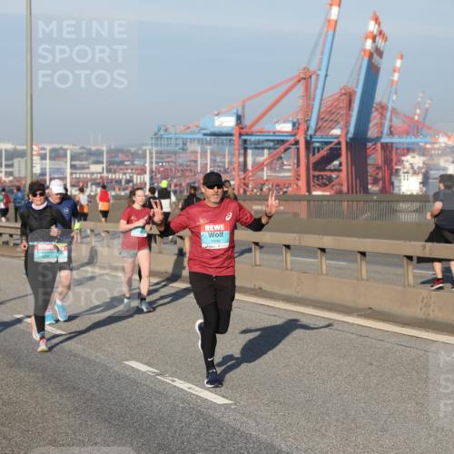 03.10.2025 - Köhlbrandbrückenlauf Yannick Fuchs http://msf.ph/oto/9150643 03.10.2025 08:42:56 Position 2 2696 meine-sportfotos.de