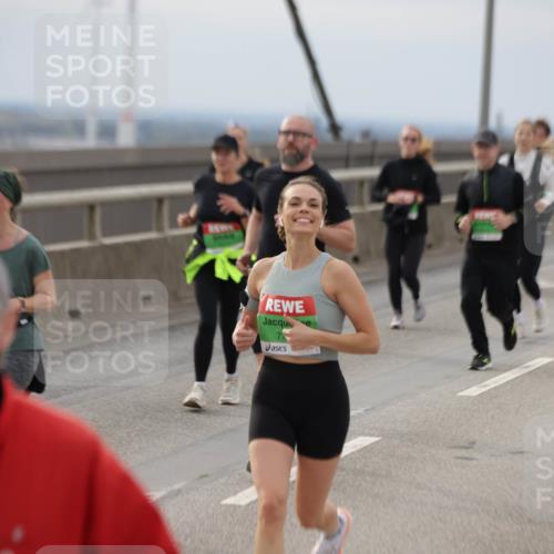 03.10.2025 - Köhlbrandbrückenlauf Jannik Wohlers http://msf.ph/oto/9150652 03.10.2025 15:56:13 Position 1 71 meine-sportfotos.de