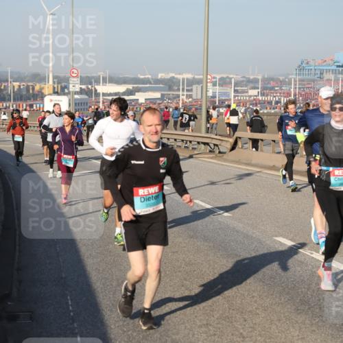 03.10.2025 - Köhlbrandbrückenlauf Yannick Fuchs http://msf.ph/oto/9150669 03.10.2025 08:42:58 Position 2 1500, 1, 3320, 2814 meine-sportfotos.de