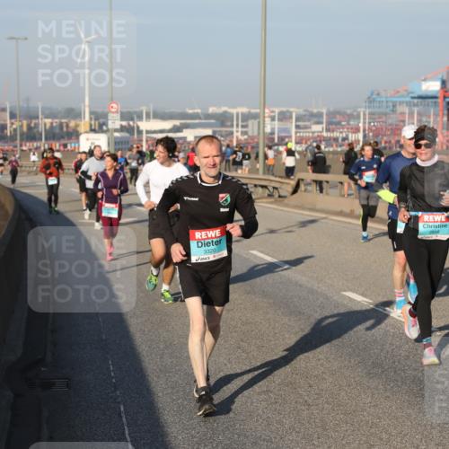 03.10.2025 - Köhlbrandbrückenlauf Yannick Fuchs http://msf.ph/oto/9150673 03.10.2025 08:42:58 Position 2 3320, 2814 meine-sportfotos.de