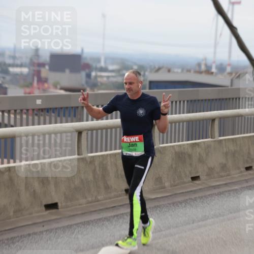 03.10.2025 - Köhlbrandbrückenlauf Jannik Wohlers http://msf.ph/oto/9151050 03.10.2025 15:57:13 Position 1 7608 meine-sportfotos.de