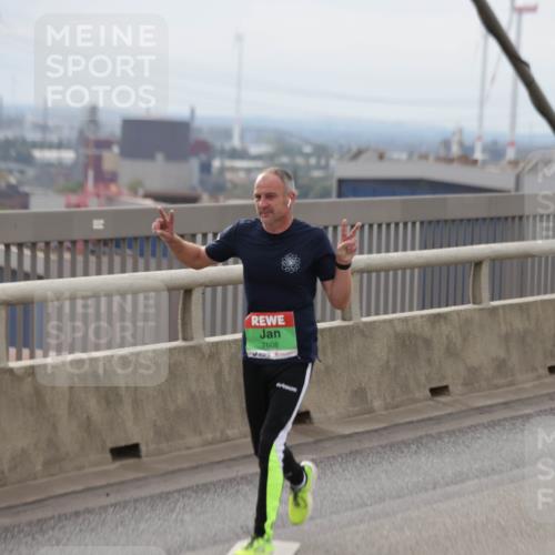 03.10.2025 - Köhlbrandbrückenlauf Jannik Wohlers http://msf.ph/oto/9151052 03.10.2025 15:57:13 Position 1 7608 meine-sportfotos.de