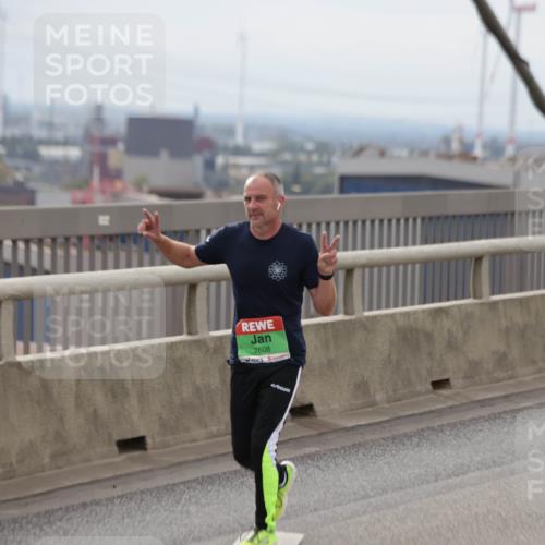 03.10.2025 - Köhlbrandbrückenlauf Jannik Wohlers http://msf.ph/oto/9151053 03.10.2025 15:57:13 Position 1 7608, 7784 meine-sportfotos.de