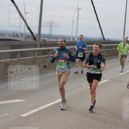 03.10.2025 - Köhlbrandbrückenlauf Jannik Wohlers http://msf.ph/oto/9151152 03.10.2025 15:57:29 Position 1 9704, 8869, 7489 meine-sportfotos.de