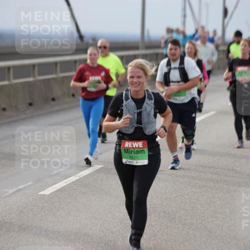 03.10.2025 - Köhlbrandbrückenlauf Jannik Wohlers http://msf.ph/oto/9151311 03.10.2025 15:58:04 Position 1 8571 meine-sportfotos.de
