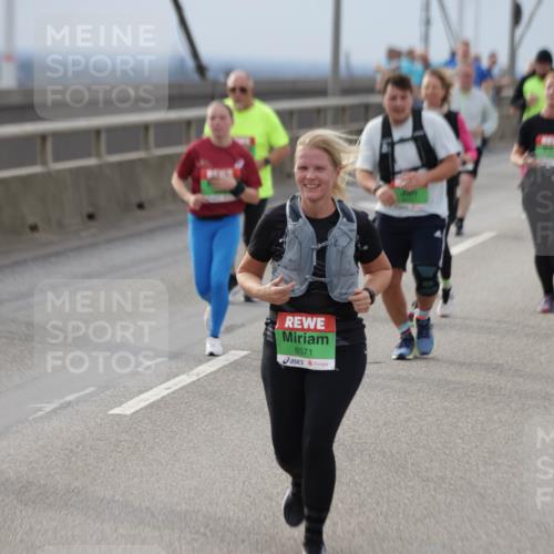 03.10.2025 - Köhlbrandbrückenlauf Jannik Wohlers http://msf.ph/oto/9151313 03.10.2025 15:58:04 Position 1 8571 meine-sportfotos.de