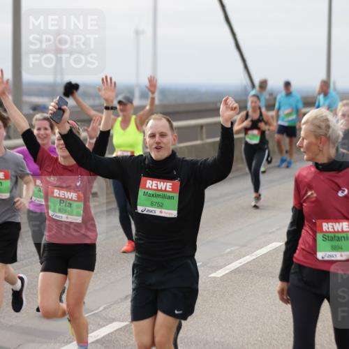 03.10.2025 - Köhlbrandbrückenlauf Jannik Wohlers http://msf.ph/oto/9151419 03.10.2025 15:58:20 Position 1 8754, 8752, 8894 meine-sportfotos.de