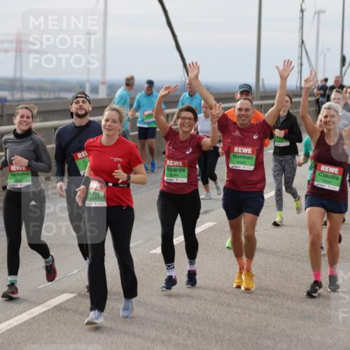 03.10.2025 - Köhlbrandbrückenlauf Jannik Wohlers http://msf.ph/oto/9151460 03.10.2025 15:58:25 Position 1 8344, 8446, 8444 meine-sportfotos.de