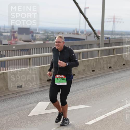 03.10.2025 - Köhlbrandbrückenlauf Jannik Wohlers http://msf.ph/oto/9151549 03.10.2025 15:58:35 Position 1 8711 meine-sportfotos.de