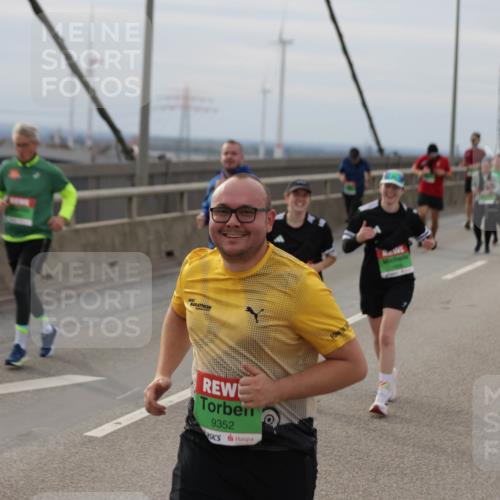 03.10.2025 - Köhlbrandbrückenlauf Jannik Wohlers http://msf.ph/oto/9151647 03.10.2025 15:58:56 Position 1 9352 meine-sportfotos.de