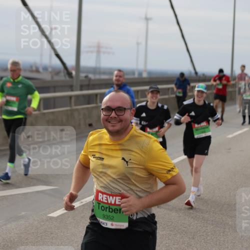 03.10.2025 - Köhlbrandbrückenlauf Jannik Wohlers http://msf.ph/oto/9151648 03.10.2025 15:58:56 Position 1 9352 meine-sportfotos.de