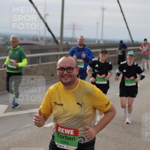 03.10.2025 - Köhlbrandbrückenlauf Jannik Wohlers http://msf.ph/oto/9151651 03.10.2025 15:58:56 Position 1 9352 meine-sportfotos.de