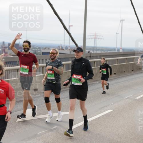 03.10.2025 - Köhlbrandbrückenlauf Jannik Wohlers http://msf.ph/oto/9151704 03.10.2025 15:59:04 Position 1 6, 7, 2016, 9379, 7637, 7631, 8383 meine-sportfotos.de