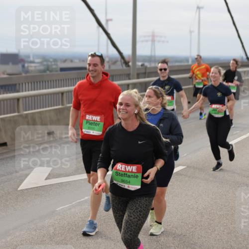 03.10.2025 - Köhlbrandbrückenlauf Jannik Wohlers http://msf.ph/oto/9151729 03.10.2025 15:59:08 Position 1 8330, 9654 meine-sportfotos.de
