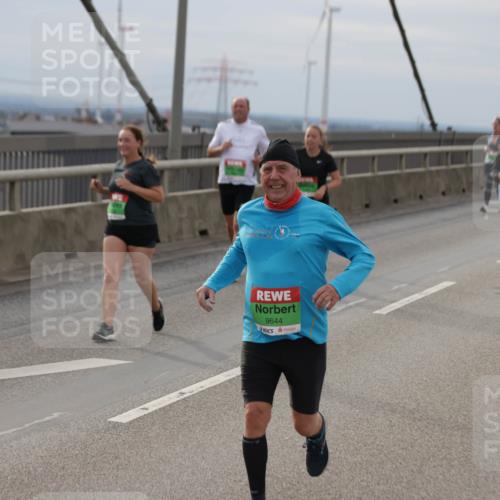 03.10.2025 - Köhlbrandbrückenlauf Jannik Wohlers http://msf.ph/oto/9151910 03.10.2025 15:59:43 Position 1 9644 meine-sportfotos.de