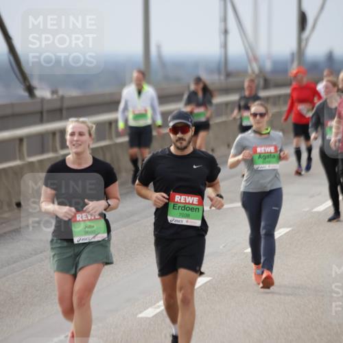 03.10.2025 - Köhlbrandbrückenlauf Jannik Wohlers http://msf.ph/oto/9151963 03.10.2025 16:00:01 Position 1 9680, 7038, 9312 meine-sportfotos.de