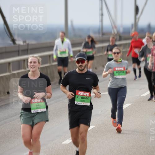 03.10.2025 - Köhlbrandbrückenlauf Jannik Wohlers http://msf.ph/oto/9151964 03.10.2025 16:00:01 Position 1 9680, 7038, 9312 meine-sportfotos.de