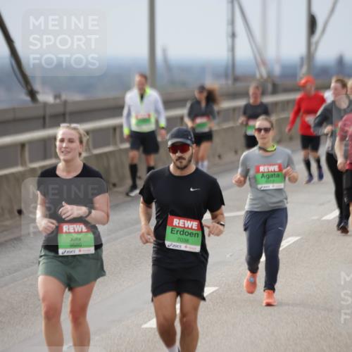 03.10.2025 - Köhlbrandbrückenlauf Jannik Wohlers http://msf.ph/oto/9151966 03.10.2025 16:00:01 Position 1 9680, 7038, 9312 meine-sportfotos.de