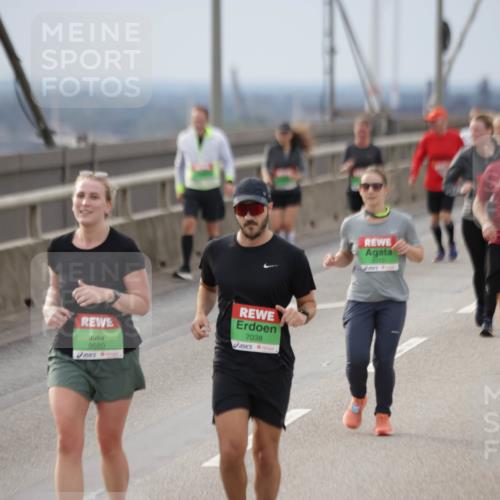 03.10.2025 - Köhlbrandbrückenlauf Jannik Wohlers http://msf.ph/oto/9151967 03.10.2025 16:00:01 Position 1 9680, 7038, 9312 meine-sportfotos.de
