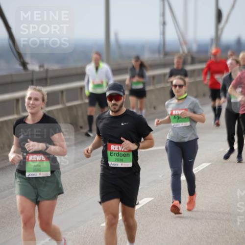 03.10.2025 - Köhlbrandbrückenlauf Jannik Wohlers http://msf.ph/oto/9151970 03.10.2025 16:00:01 Position 1 9680, 7038, 9312 meine-sportfotos.de