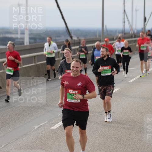 03.10.2025 - Köhlbrandbrückenlauf Jannik Wohlers http://msf.ph/oto/9152004 03.10.2025 16:00:06 Position 1 8025, 8945 meine-sportfotos.de