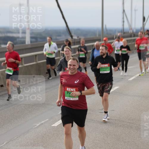 03.10.2025 - Köhlbrandbrückenlauf Jannik Wohlers http://msf.ph/oto/9152005 03.10.2025 16:00:06 Position 1 8023, 8945 meine-sportfotos.de