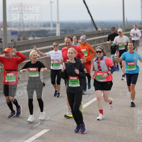 03.10.2025 - Köhlbrandbrückenlauf Jannik Wohlers http://msf.ph/oto/9152070 03.10.2025 16:00:13 Position 1 7707, 8160, 9636 meine-sportfotos.de