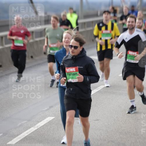 03.10.2025 - Köhlbrandbrückenlauf Jannik Wohlers http://msf.ph/oto/9152107 03.10.2025 16:00:20 Position 1 3672, 0531, 8609, 8612 meine-sportfotos.de